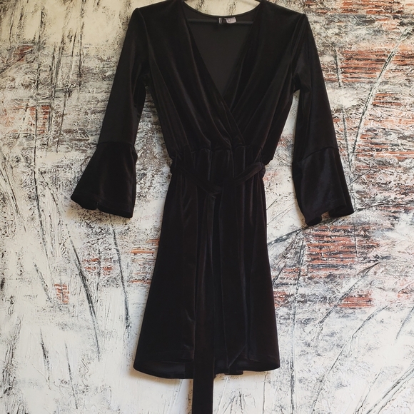 H&M Dresses & Skirts - H&M Velvet Dress with Belt size 10